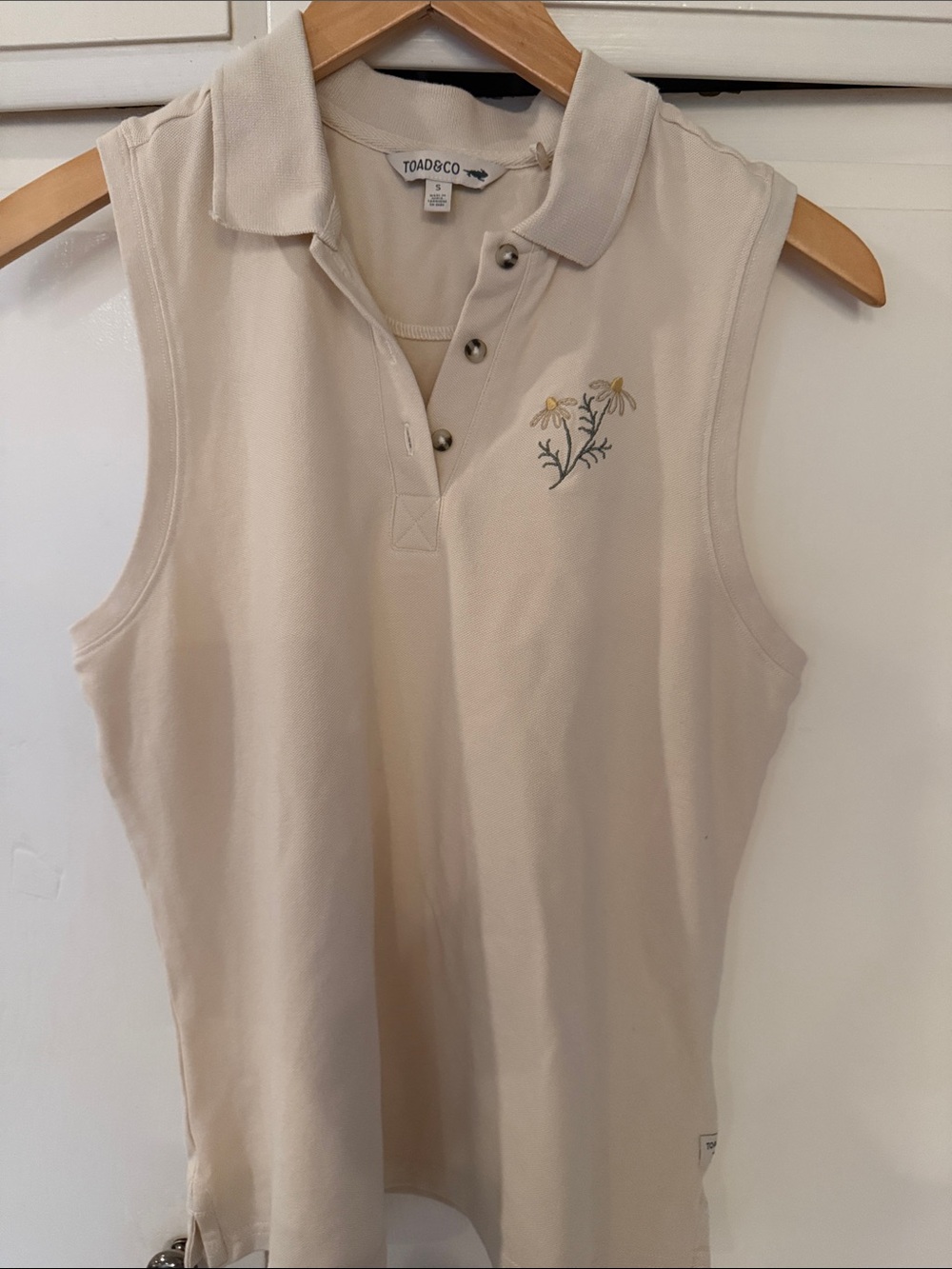 Toad&Co Women's Cream Sleeveless Polo with Daisy Embroidery